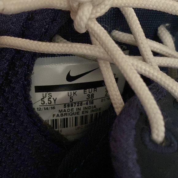 NIKE Roshe shoes 5.5Y - Picture 3 of 3